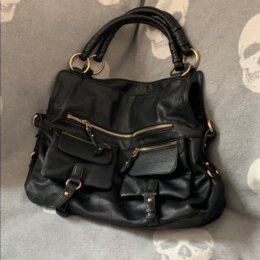 Black should bag w a lot of pockets
